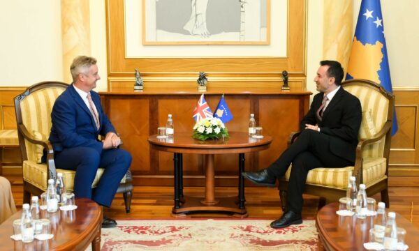 Ambasadori britanik i shkon për urim në zyrë, e merr edhe pajtimin e Bashës se Kuvendi duhet të konstituohet plotësisht