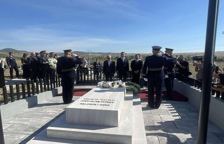 Krerët e shtetit nderojnë heroin Afrim Bunjaku në dyvjetorin e rënies