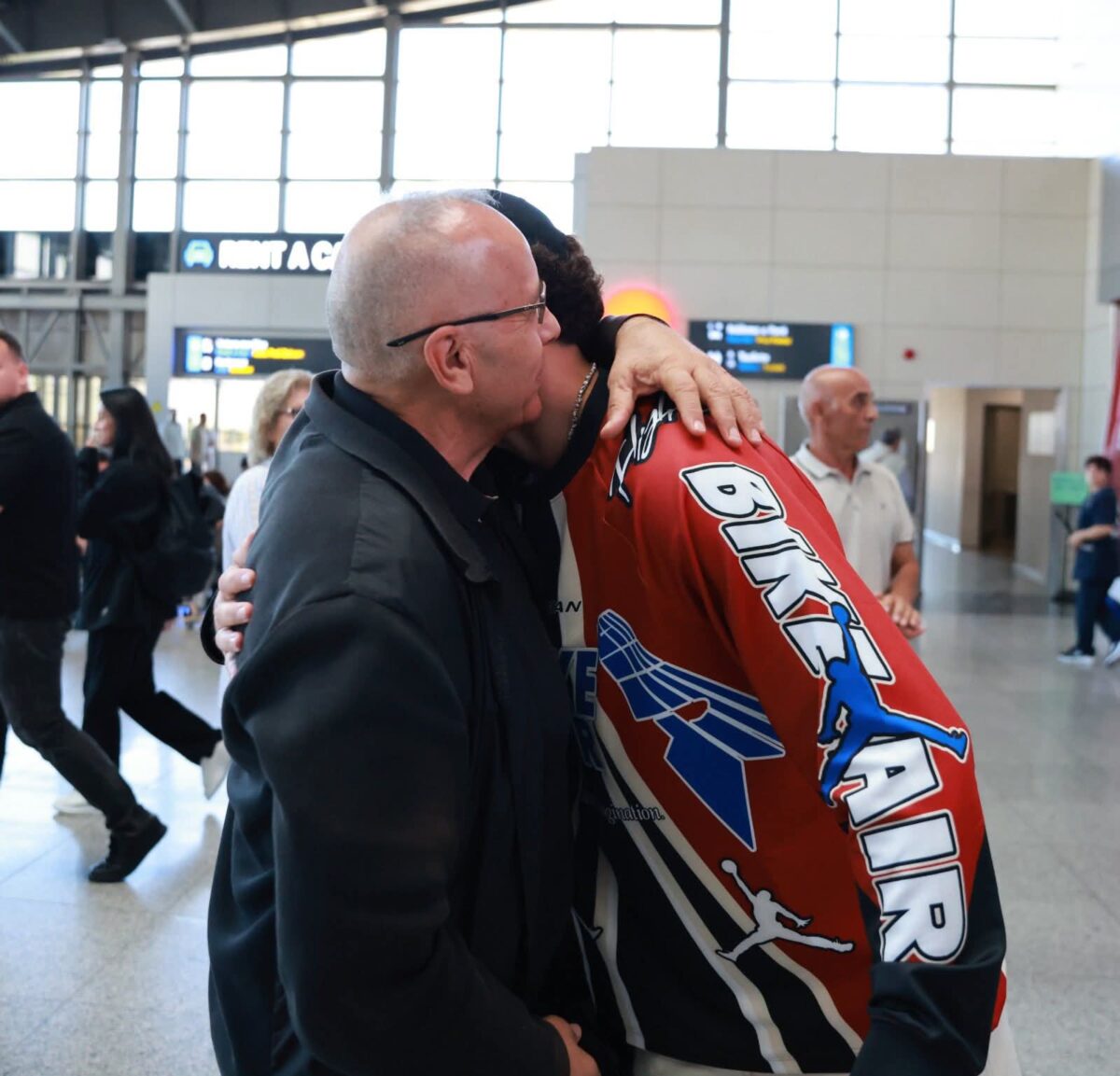 Presidenti Ademi pret në aeroportin “Adem Jashari” futbollistin e ri, Avdullahu: Mirë se erdhe në shtëpi, Leon!