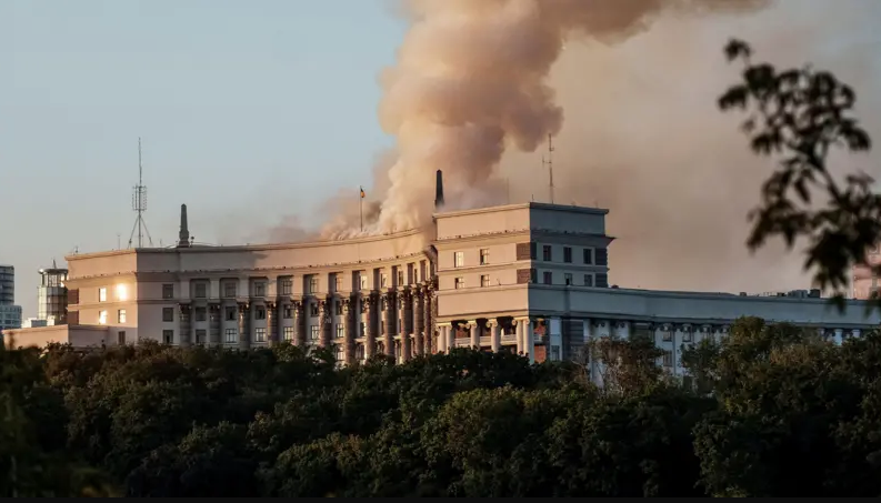 Rusia sulmon me dronë e raketa Kievin, 4 viktima, mes tyre edhe një foshnje. Goditet për herë të parë një ndërtesë qeveritare