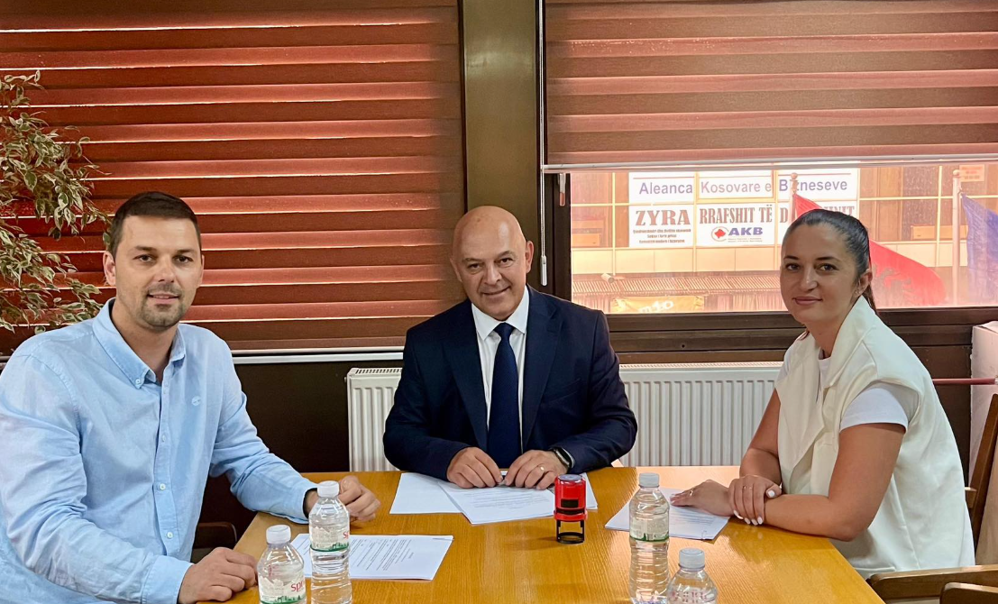 Nënshkruhet kontrata për mbulesën dhe ndriçimin e stadiumit të Gjakovës