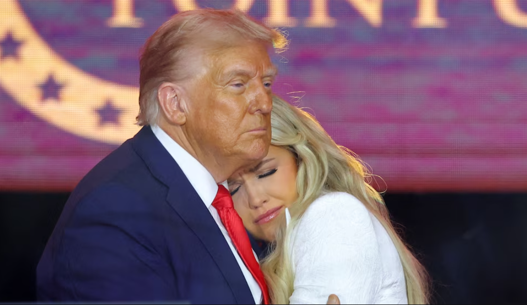Shërbimi përkujtimor për Charlie Kirk, bashkëshortja e tij fal autorin e vrasjes. Trump: Heroi amerikan jetoi me trimëri