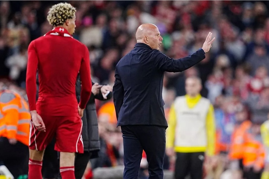 Hoqi fanellën pasi shënoi golin e kualifikimit, Slot kapet me Ekitike: Gjest i panevojshëm dhe budalla!