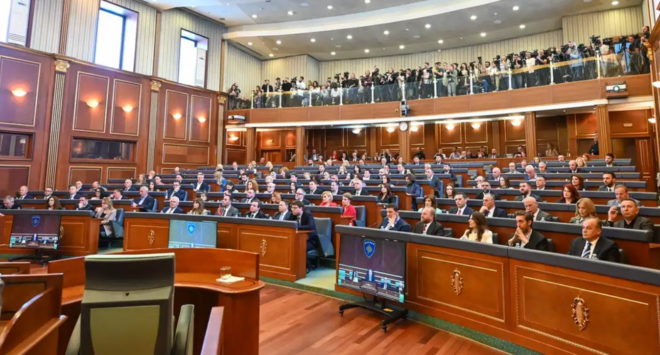 Kushtetuesja e “pezullon” Kuvendin: Basha e pranon vendimin, Murati hesht, opozita e drejton gishtit nga VV-ja