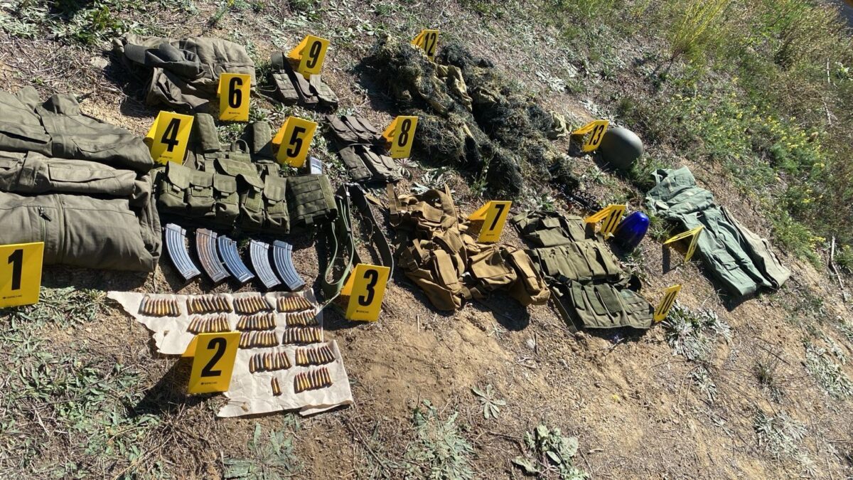 Gjenden sërish uniforma ushtarake, antiplumbë dhe karikatorë në veri