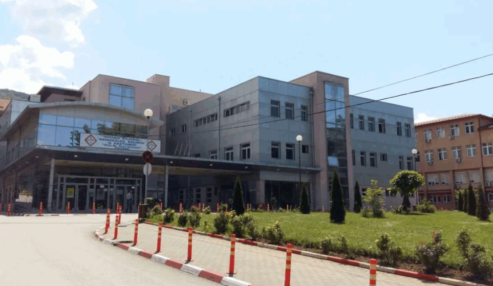 Therja me thikë, Spitali i Prizrenit: Nëna dhe e bija në gjendje stabile Therja me thikë, Spitali i Prizrenit: Nëna dhe e bija në gjendje stabile