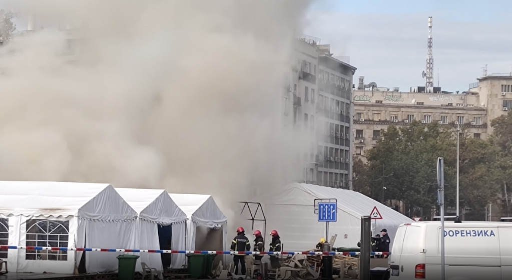 Zjarr dhe të shtëna pranë Kuvendit të Serbisë, një i plagosur