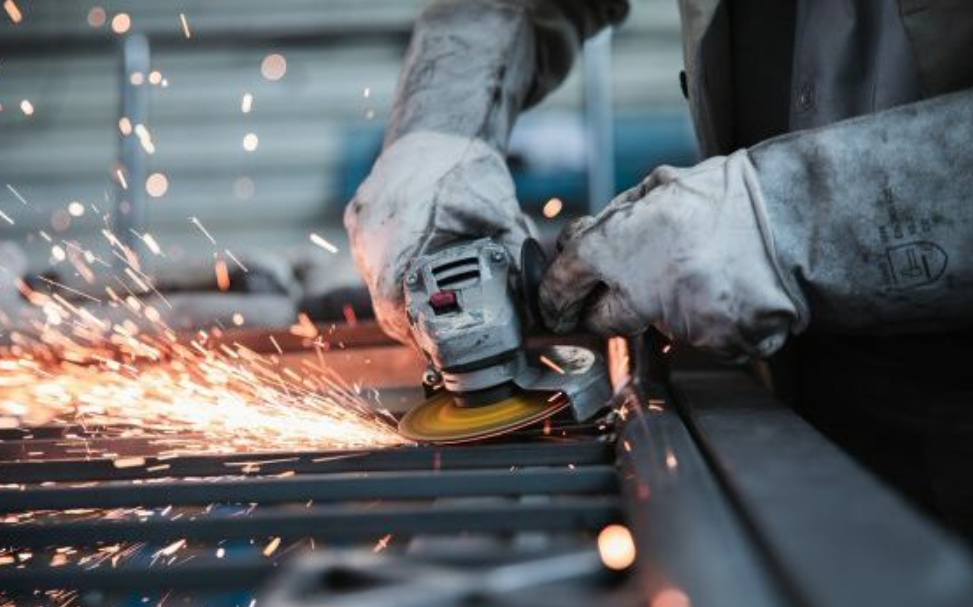 Tregu zviceran i punës ende ka vende të lira në disa rajone dhe sektorë