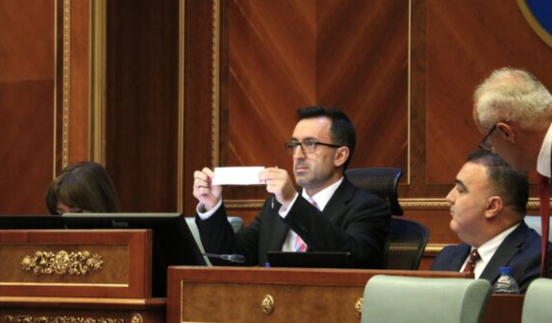 “Kuvendi s’është konstituar, Kushtetuesja e publikon të plotë aktgjykimin 9 ditë pas njoftimit