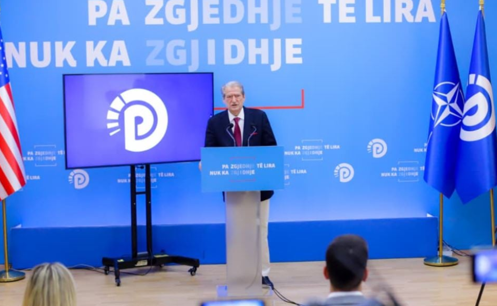 Batutat me Macronin për Trumpin, Berisha: Tallje me presidentin e SHBA-së, shërbimi më i keq që i bëhet Shqipërisë