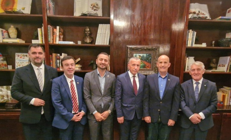 Kamberi në SHBA: T’i jepet fund diskriminimit ndaj shqiptarëve të Luginës