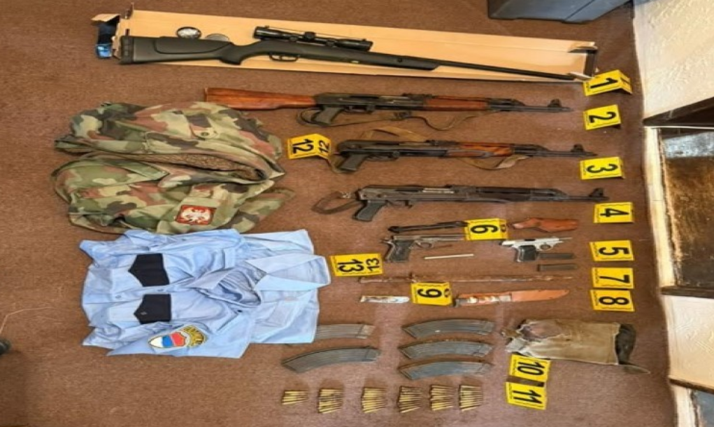 Policia në Leposaviq gjen armë, municion, uniforma dhe pajisje të tjera