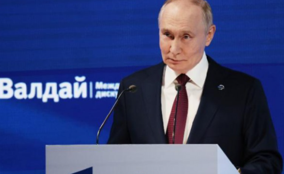 Putin: Perëndimi po përpiqet të nxisë revolucion me ngjyra në Serbi