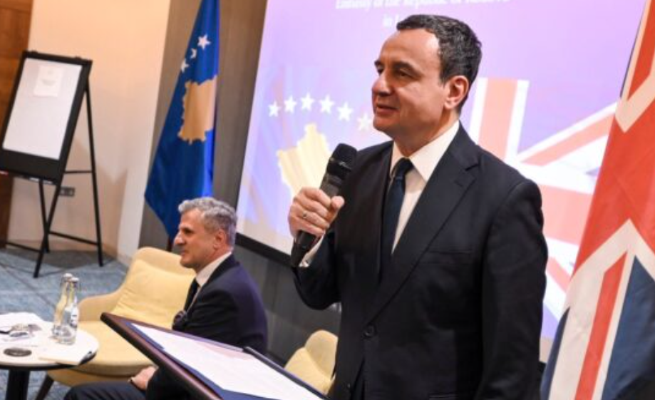 Kurti u ofron britanikëve qendra të azilkërkuesve në Kosovë, kërkon ndihmë nga ta për kërcënimet serbe dhe ruse