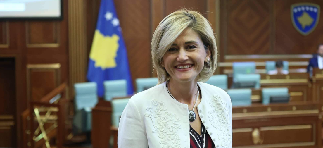 Mimoza Kusari edhe pas tetë muajsh tenton ta pastrojë Kurtin nga sharja publike me fjalën “hajvana”: S’i ka fyer liderët