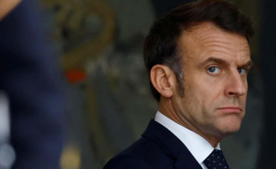 Macron i jep dy ditë kohë kryeministrit të dorëhequr që të shpëtojë Qeverinë Macron i jep dy ditë kohë kryeministrit të dorëhequr që të shpëtojë Qeverinë