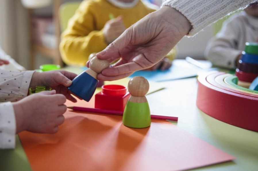 Arrestohet një edukatore e dyshuar për dhunë ndaj një fëmije në Lipjan