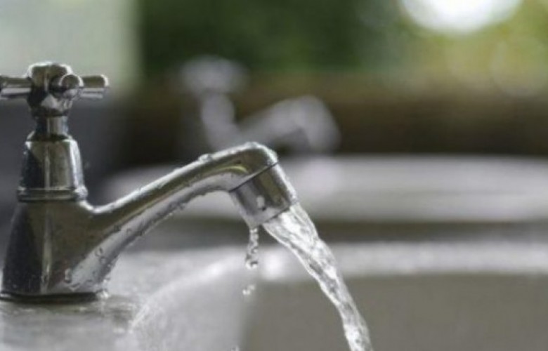 Fushë Kosova një orë pa ujë, shkak rrjedhja e një gypi