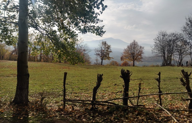 Moti sot me diell dhe vranësira të shpërndara