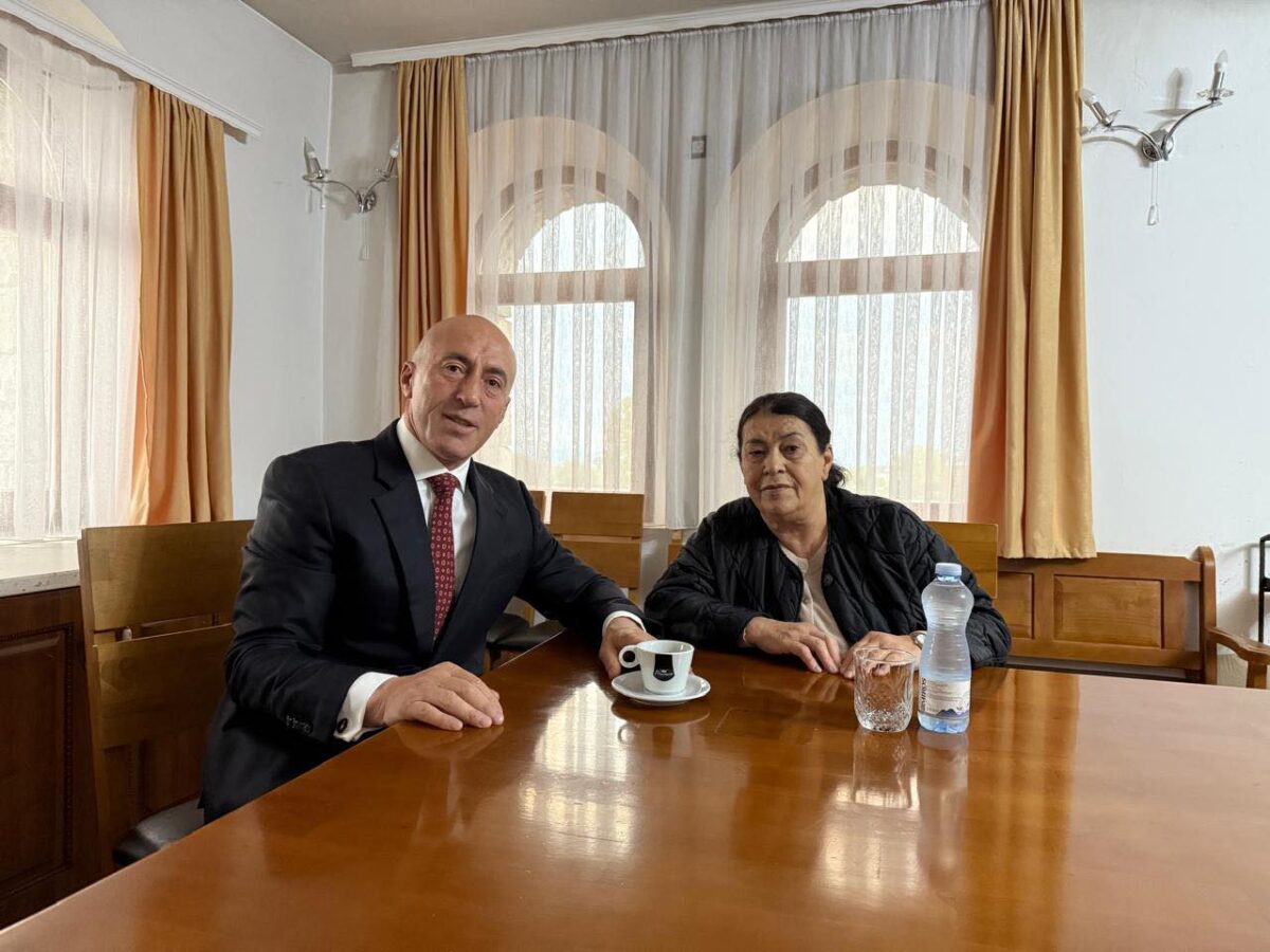 Haradinaj e nis ditën me kafe pranë nënës së tij