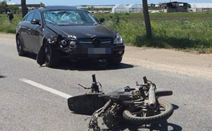 E rëndë në Vlorë, makina përplaset me motorin, humb jetën 18-vjeçari