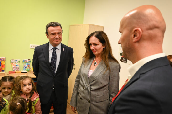 Kurti nga Shtimja premton 100 euro shtesë për gjyshërit që kujdesen për nipërit