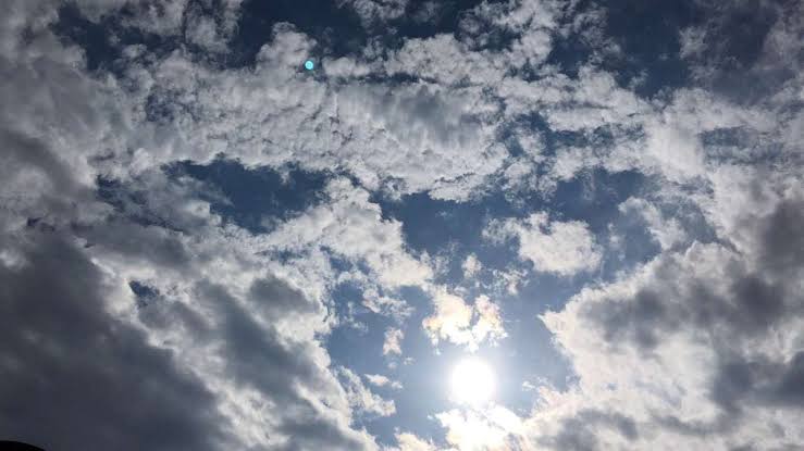 Moti sot, me diell dhe vranësira, temperaturat në rritje