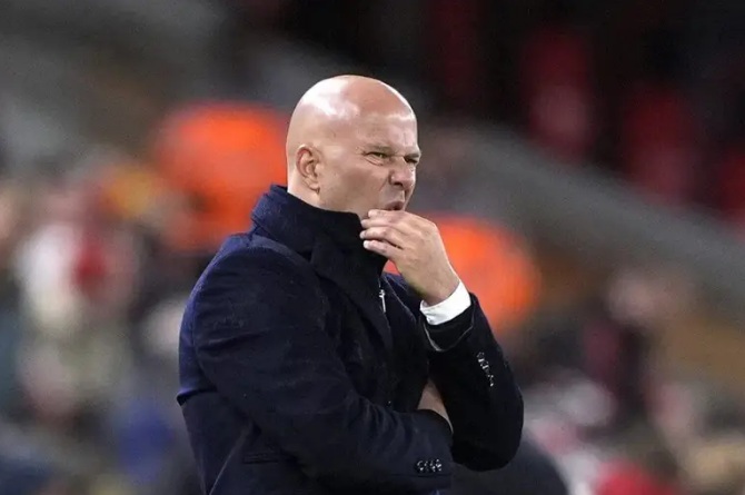 Liverpool eliminohet nga Crystal Palace, Slot “fshihet” pas dëmtimeme: Në stol kisha 6 adoleshentë!