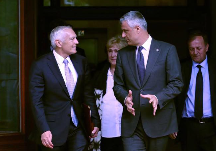 Clarku përfundon dëshminë në Hagë: Hashim Thaçi nuk mban përgjegjësi për aktet e dhunës në Kosovë Clarku përfundon dëshminë në Hagë: Hashim Thaçi nuk mban përgjegjësi për aktet e dhunës në Kosovë