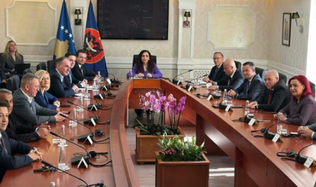 Nis takimi te Presidentja për datën e zgjedhjeve, të gjithë liderët të pranishëm, Kurti shkon i fundit