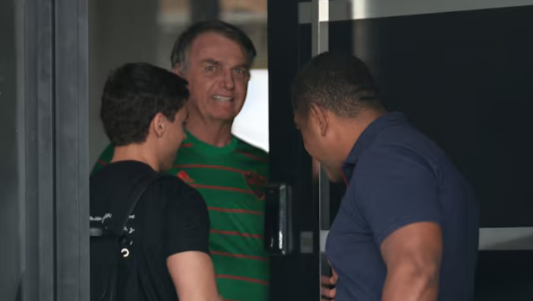 U dënua 27 vite për komplot për grusht shteti, ish-presidenti brazilian Bolsonaro lë arrestin e shtëpisë dhe përfundon në paraburgim