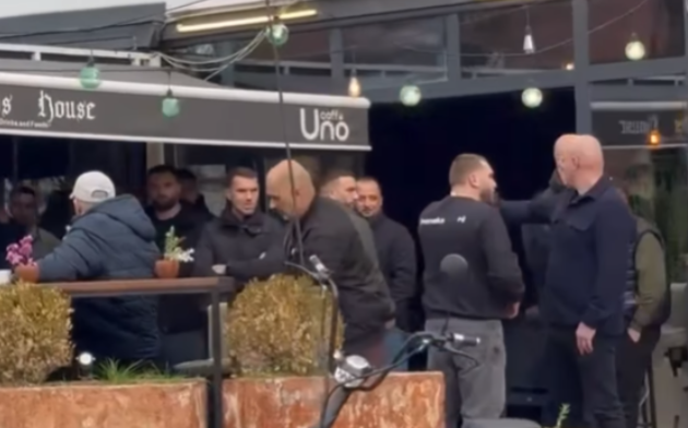 Kurti s’mungon as sot në Mitrovicë, mbrojtja e afërt e tij shihet në një kafiteri atje