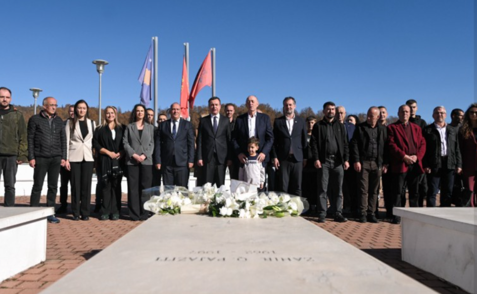 Kurti bën nderime te varri i Zahir Pajazitit: Frymëzim për ushtrinë dhe forcat tona të sigurisë