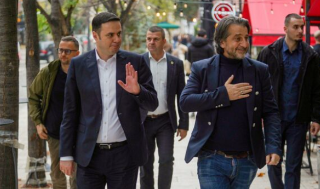 Abdixhiku xhiro me Ramën në shesh, kreu i LDK-së publikon fotografi