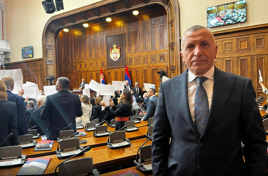 Diskriminimi institucional ndaj shqiptarëve, Kamberi në Kuvendin e Serbisë prezanton kërkesat e Luginës