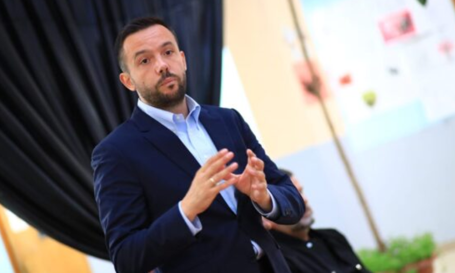 Tahiri thumbon Pecin: Nuk kam nevojë që të vijë dikush nga Prishtina të më hap dyert e qytetit tim