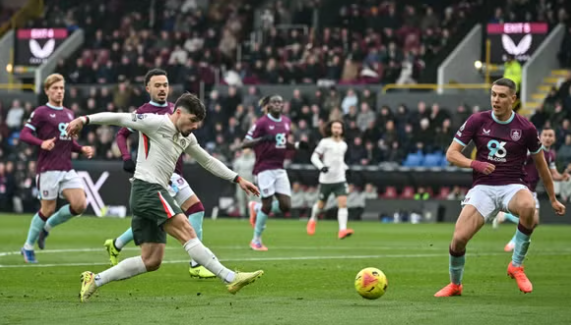 Chelsea mposht Burnleyn, ngjitet në vendin e dytë