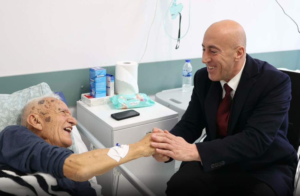 Haradinaj viziton në spital babain e Ilir Konushevcit: “Ia urova bacës Halit shërim dhe festat e Nëntorit”