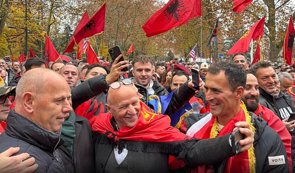 Ramiz Lladrovci protestoi në Strasburg: Lufta e UÇK-së nuk mund të njolloset