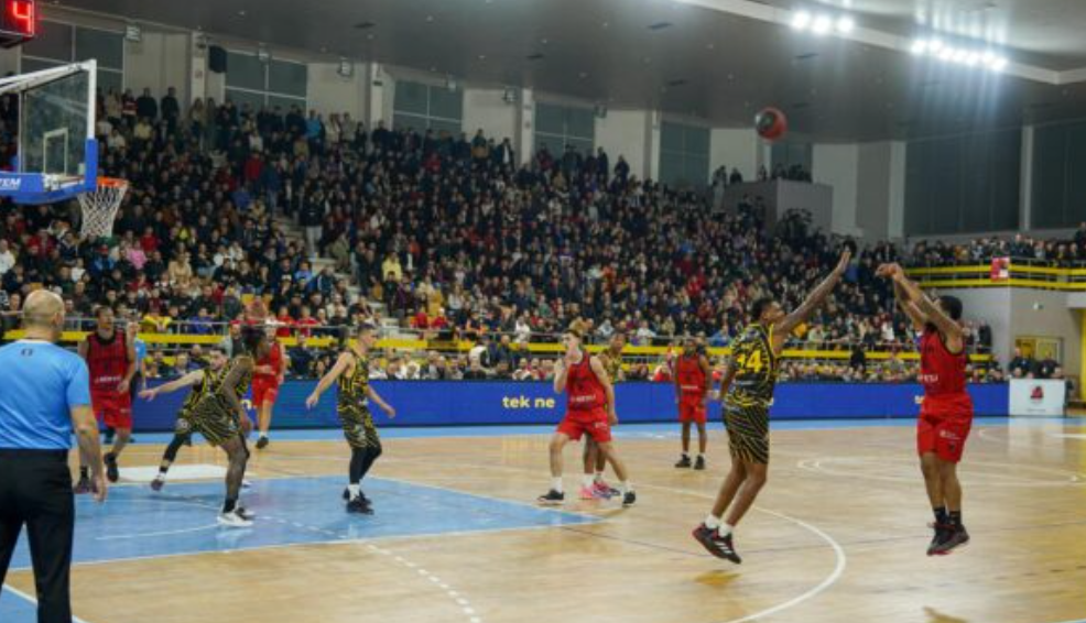 Peja mund Vëllaznimin në një sfidë dramatike