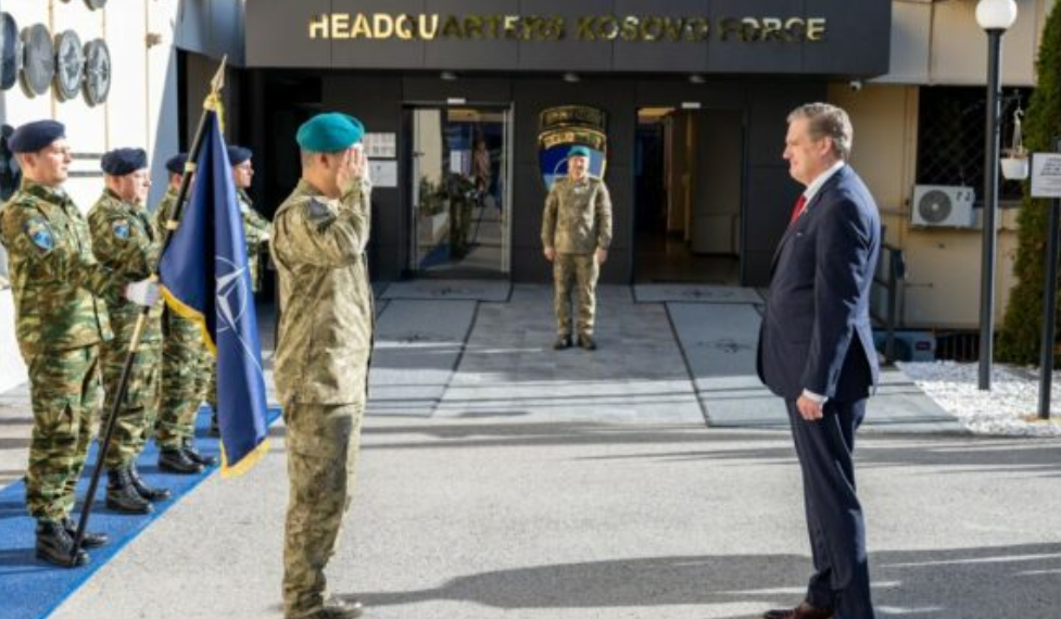 Kongresmenët amerikanë shkojnë në KFOR, Komandanti u jep informacione për situatën e sigurisë