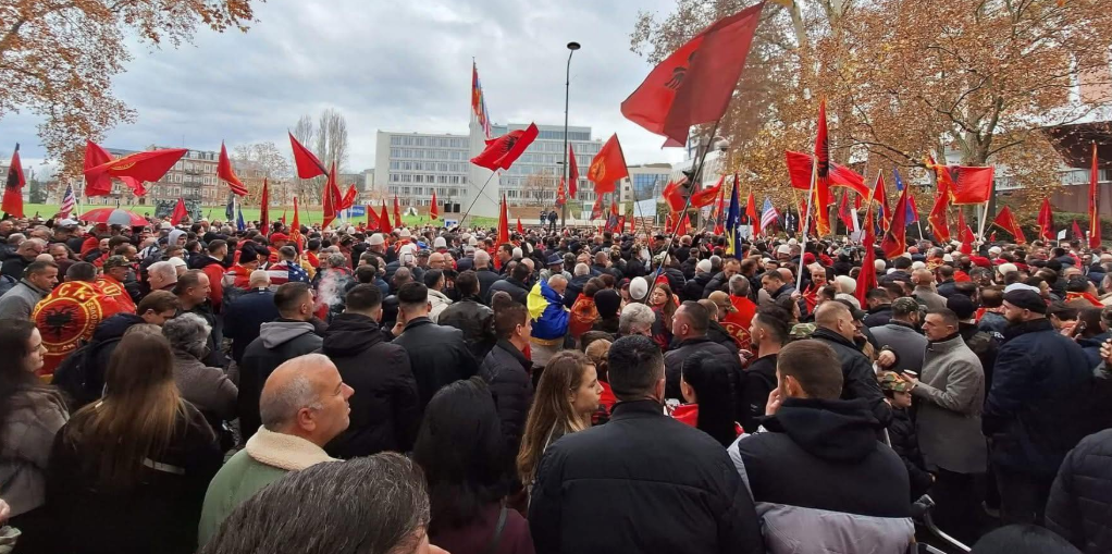 Djali i Jakup Krasniqit falënderon protestuesit: Me zemër isha me ju duke kërkuar drejtësi