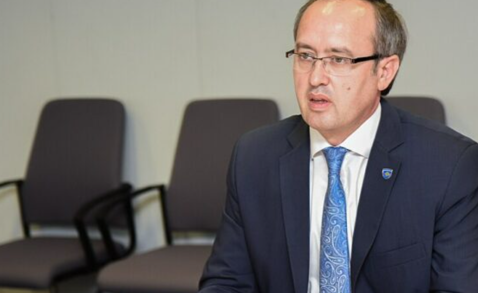 Hoti akuzon Dardan Sejdiun për gënjeshtra lidhur me blerjen e autobusëve të Trafikut Urban: Nëse nuk kërkon falje, do ta padis