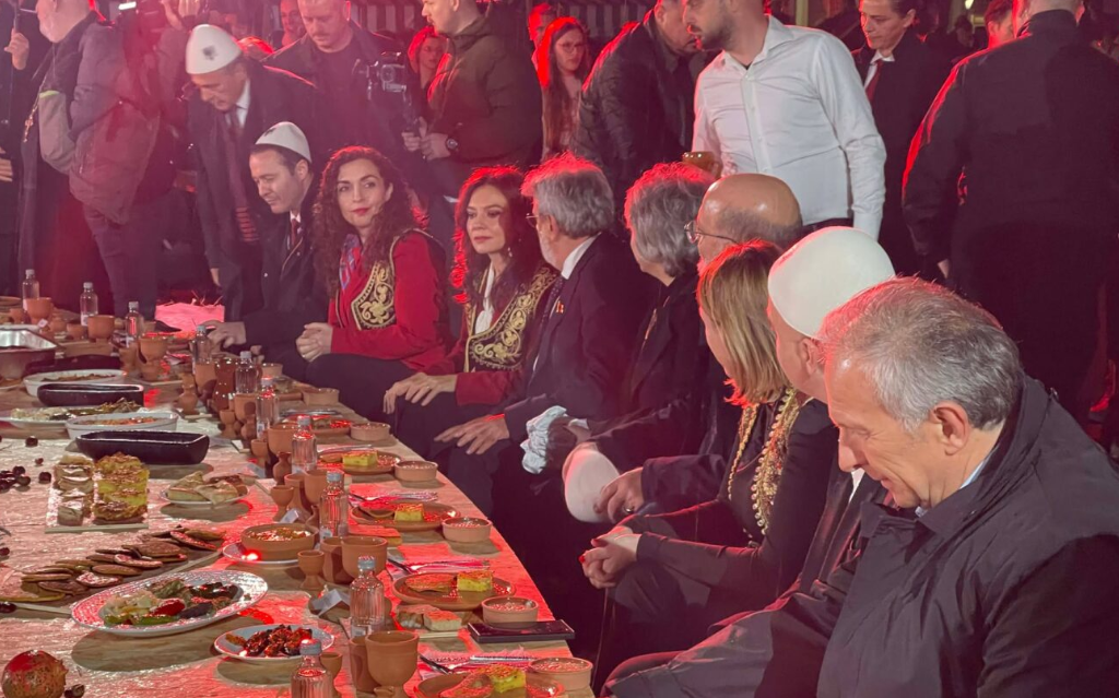 Sofra shqiptare vjen me plot bereqet në zemër të Shkodrës