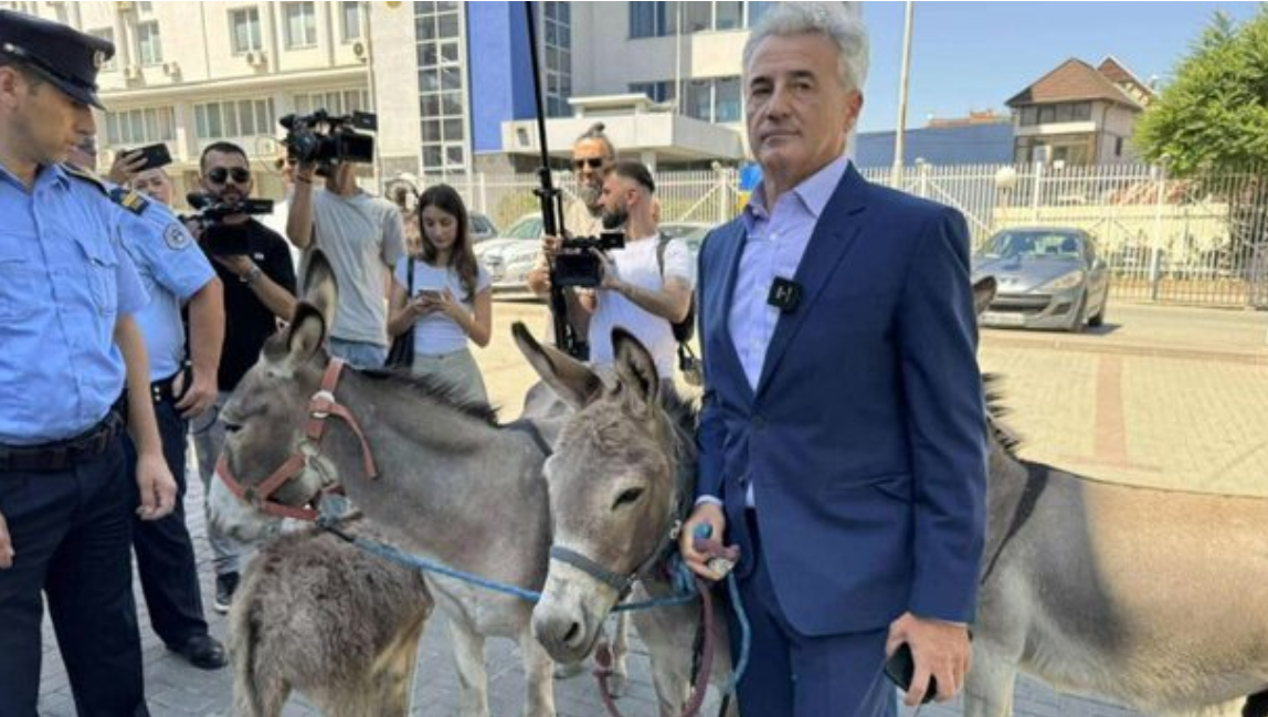 “A me hy në politikë?”, Arianit Koci pyet publikun në Facebook