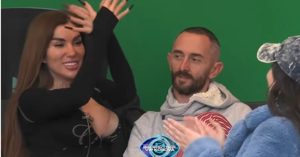 Bia e puth në kokë Arditin pasi ia këndoi këngën “Kuq e Zi” (VIDEO)