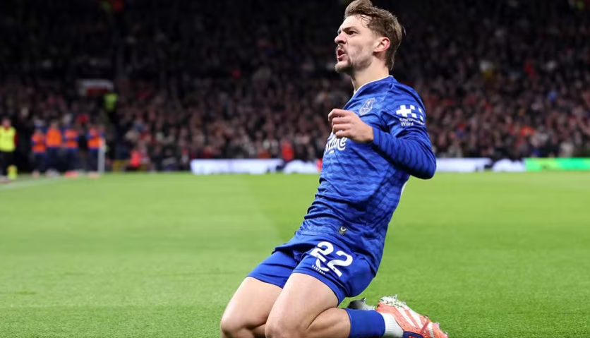 Everton trondit United-in në “Old Trafford”, edhe pse me 10 lojtarë