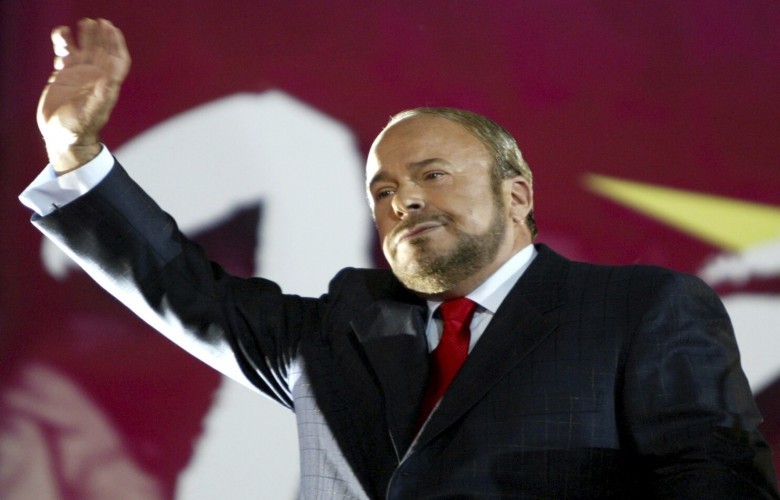 Ambasada e Shqipërisë në Prishtinë hap Librin e ngushëllimeve për Nanon