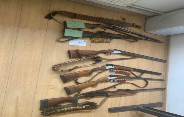 Policia sekuestron armë gjuetie në Leposaviq, ndalon pesë persona