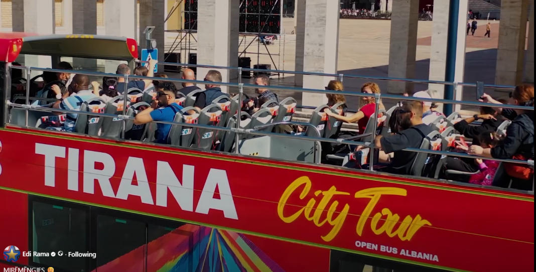 Rama: Autobus turistik për vizitorët duke treguar historinë e kryeqytetit Rama: Autobus turistik për vizitorët duke treguar historinë e kryeqytetit